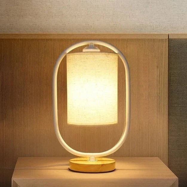 Tischlampe mit Stoffschirm und Holzakzenten