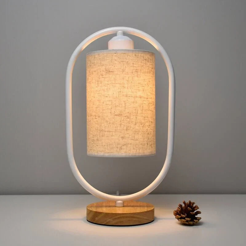 Tischlampe mit Stoffschirm und Holzakzenten