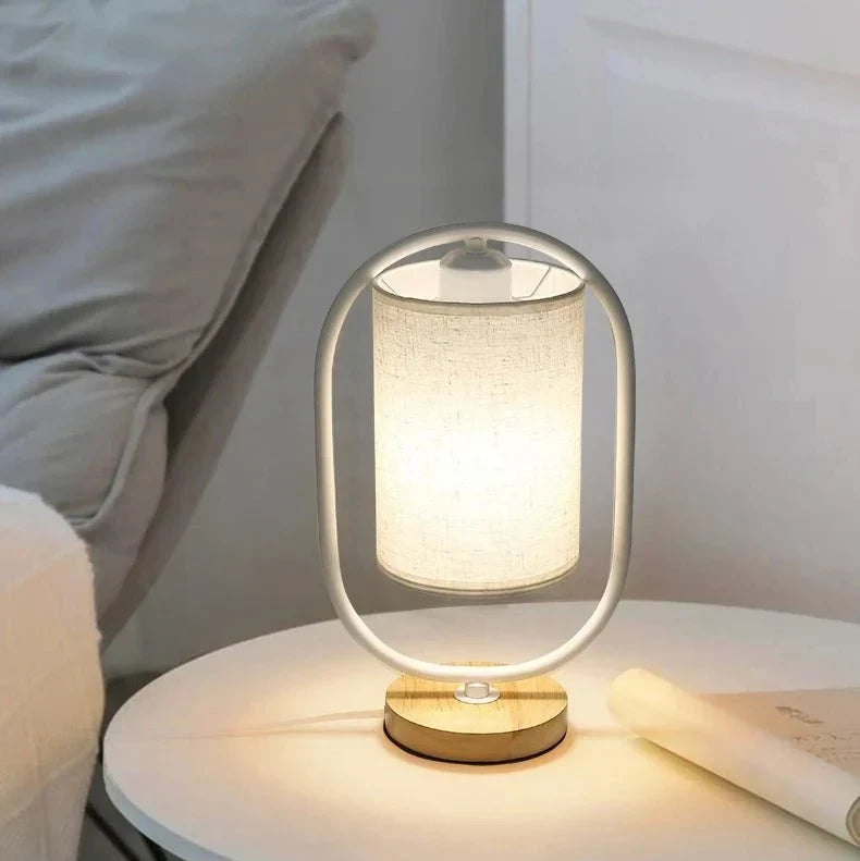 Tischlampe mit Stoffschirm und Holzakzenten