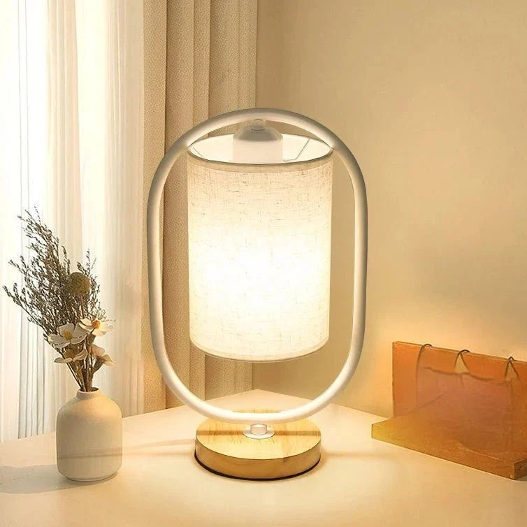 Tischlampe mit Stoffschirm und Holzakzenten