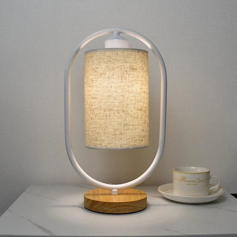 Tischlampe mit Stoffschirm und Holzakzenten
