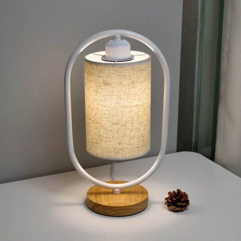 Tischlampe mit Stoffschirm und Holzakzenten