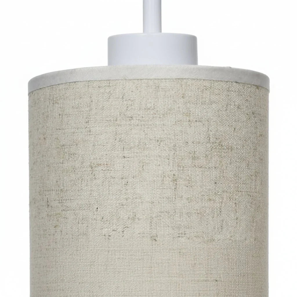 Tischlampe mit Stoffschirm und Holzakzenten