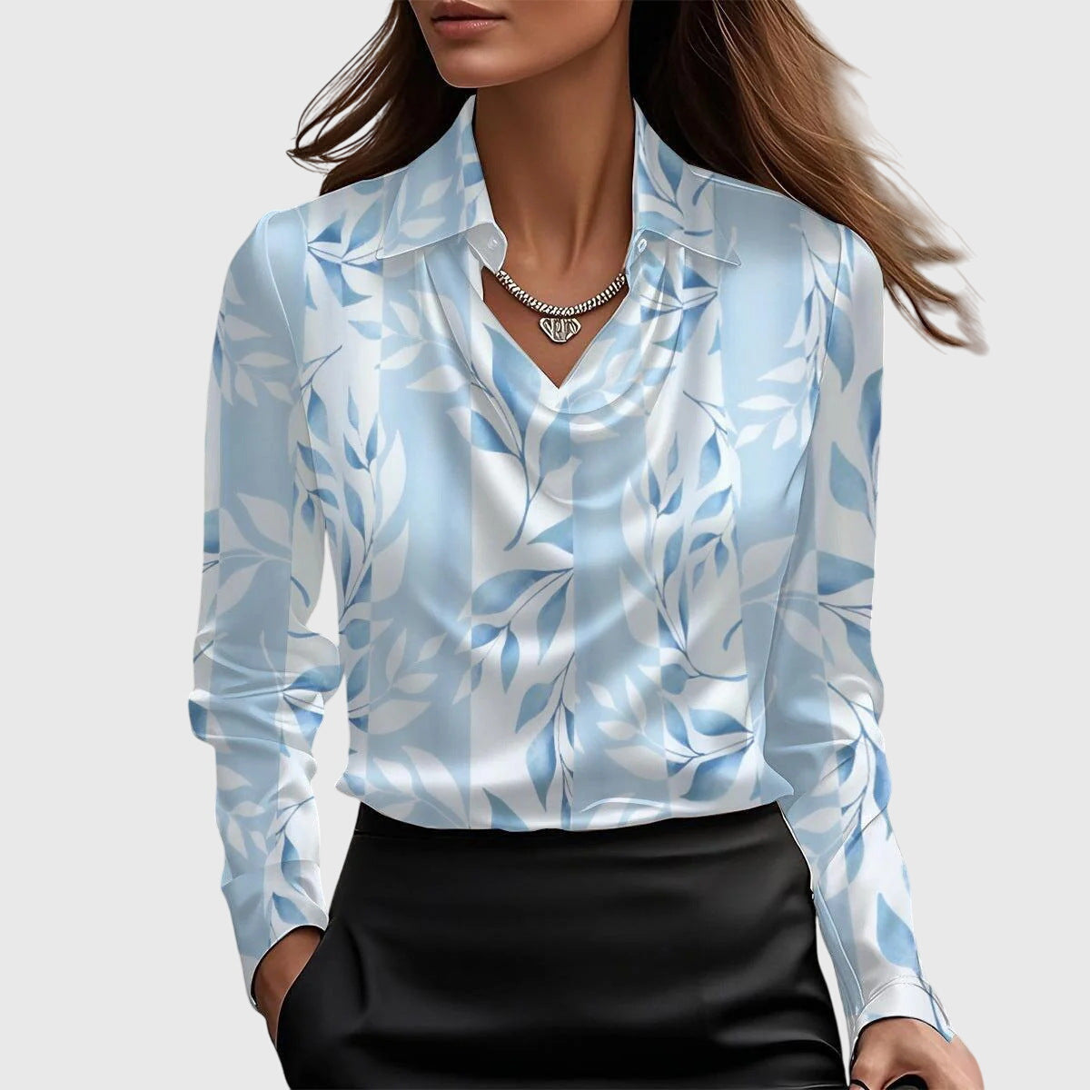 Sylvia – Bluse mit luxuriösem Glanz und Faltenkragen