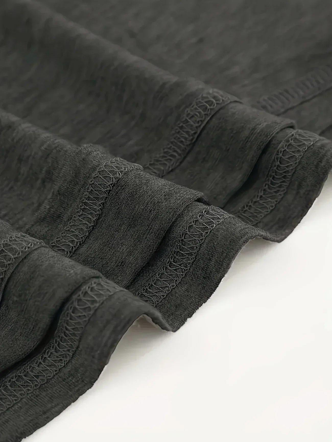 Amouryn | Herzprint-Shirt mit V-Ausschnitt und lässiger Leichtigkeit