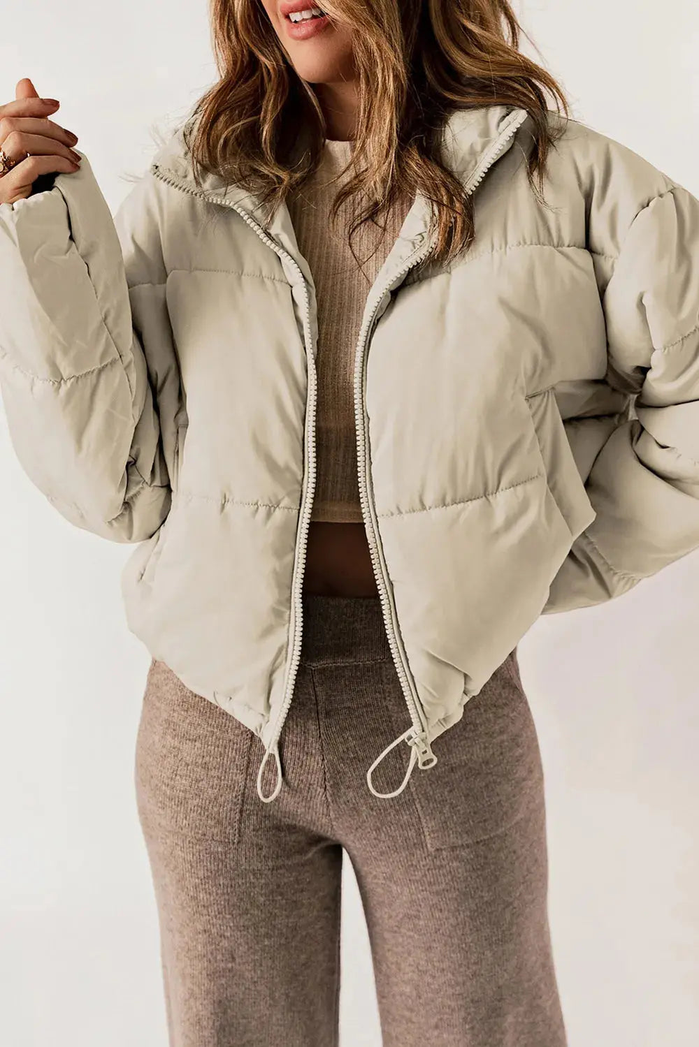 Schicker, länglicher Mantel mit Kragen und Reißverschluss für stylisches Layering