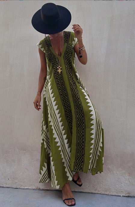 Freizeitkleid mit V-Ausschnitt