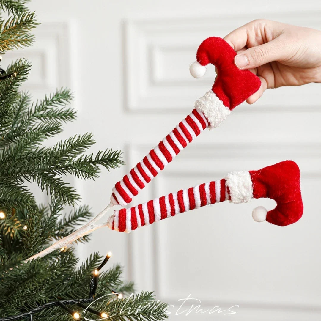 Gestrickter Christbaumschmuck mit gestreiften Wichtelbeinen