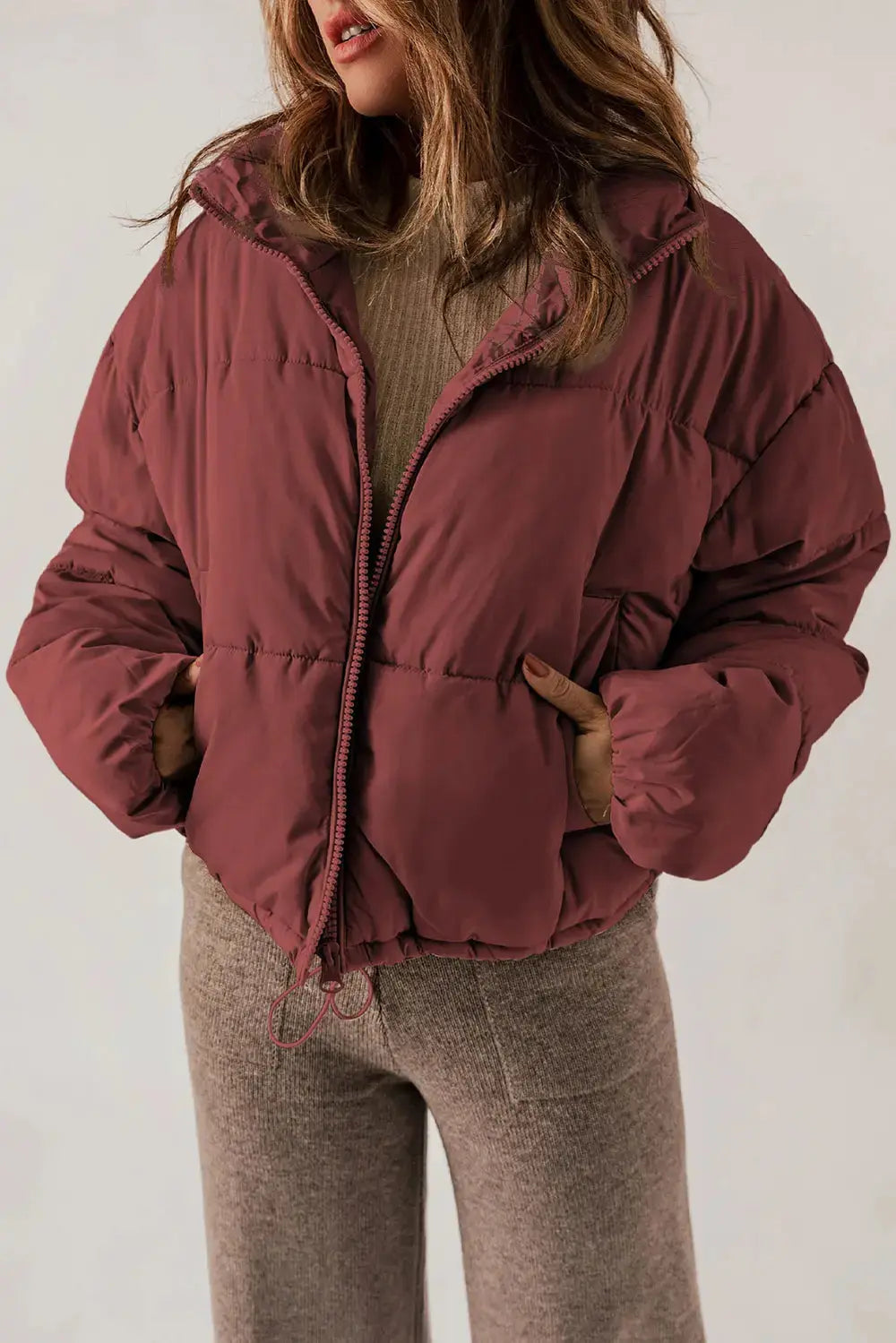 Schicker, länglicher Mantel mit Kragen und Reißverschluss für stylisches Layering