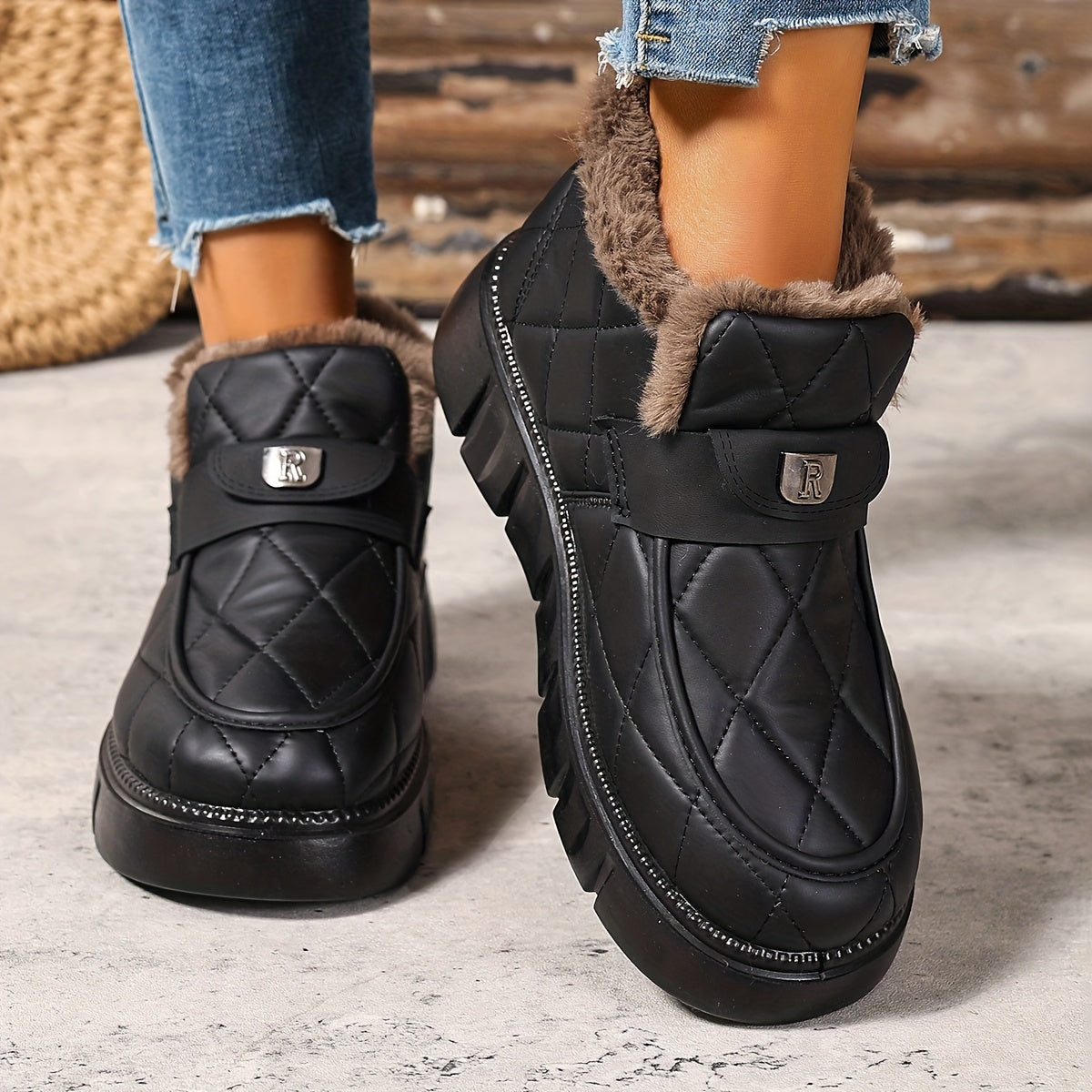 Karryna – Schuhe mit gestepptem Obermaterial und flauschigem Futter