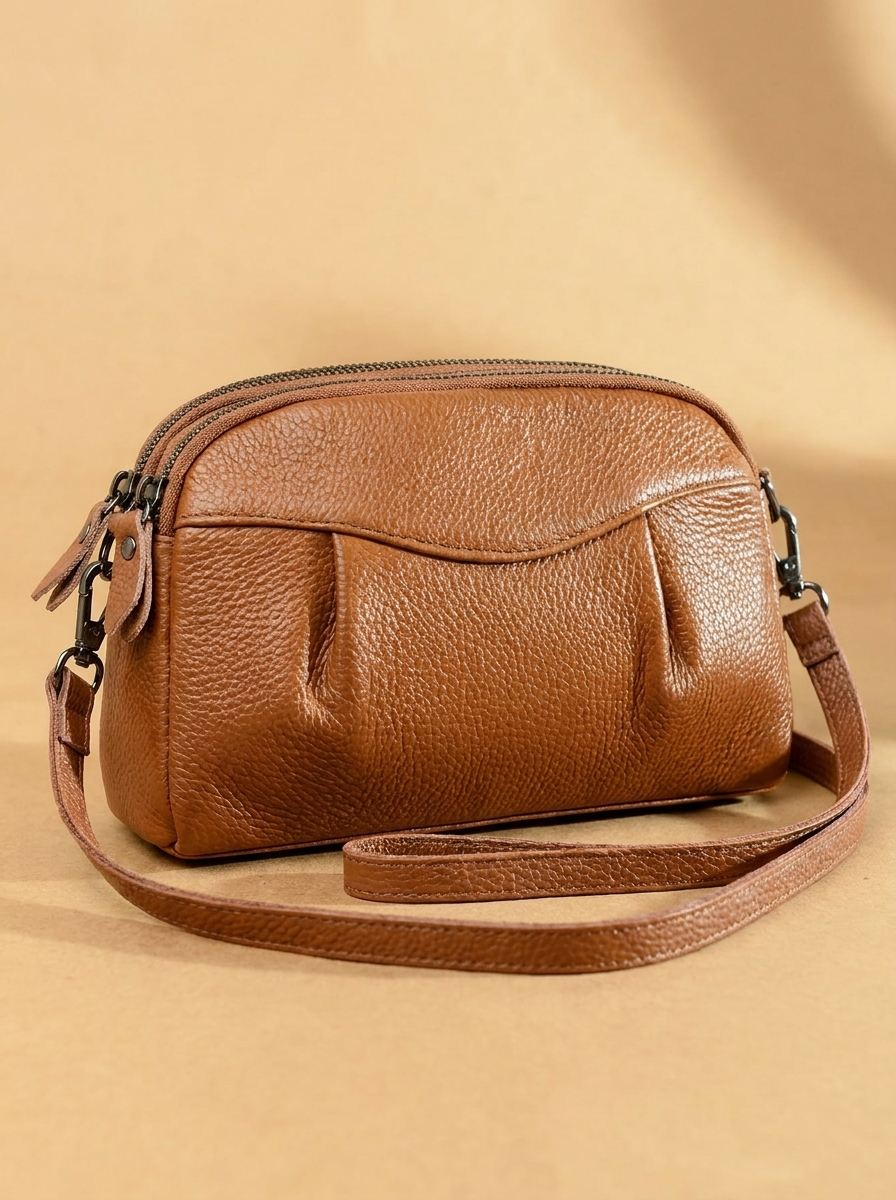 Finbjørg | Kleine und vielseitige Tasche in goldenem Cognac-Ton