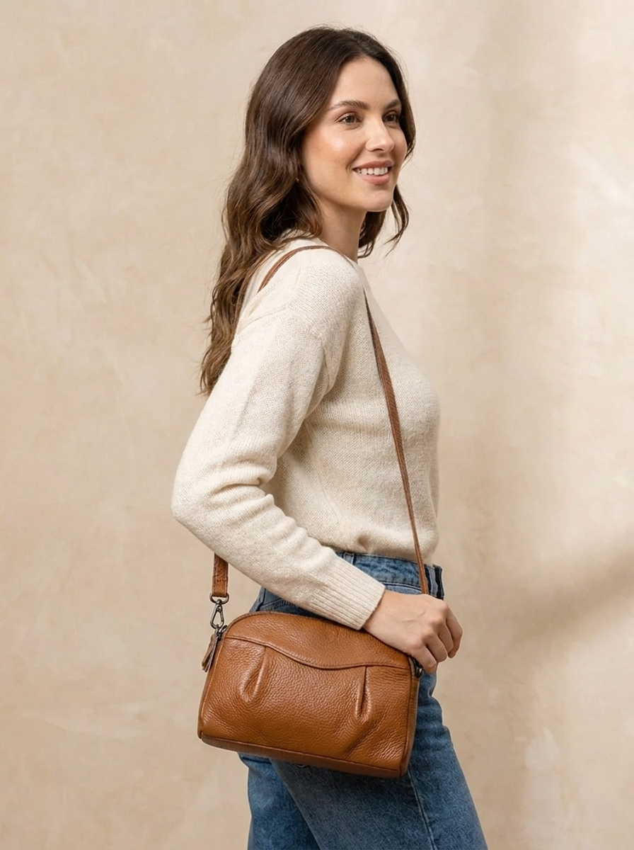 Finbjørg | Kleine und vielseitige Tasche in goldenem Cognac-Ton