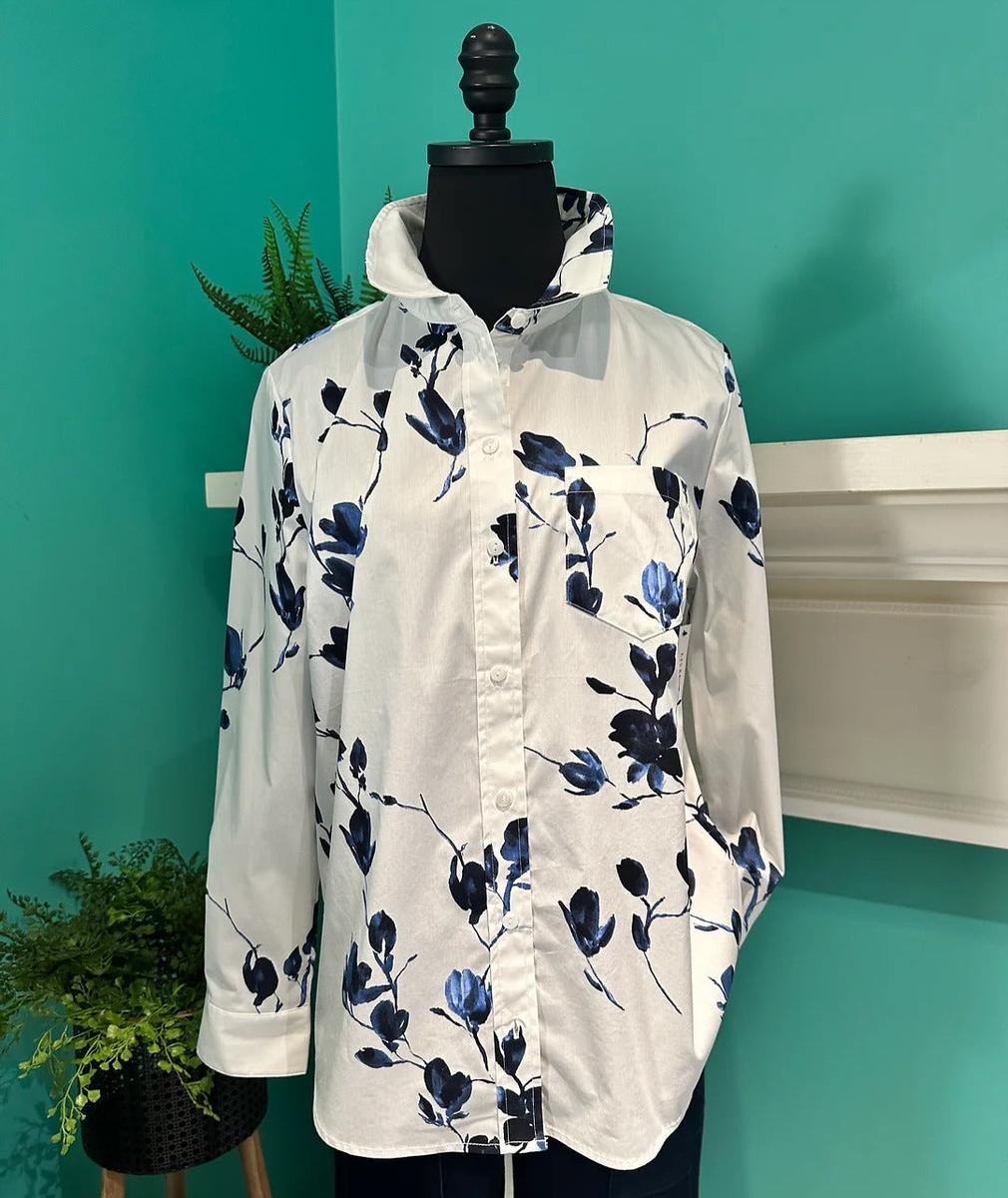 Blaue Blumenbluse für Frühlings- und Alltagseleganz