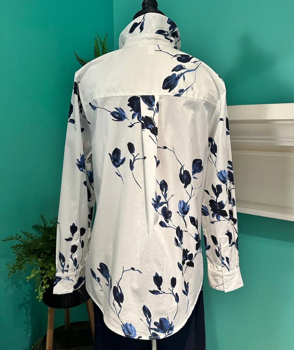 Blaue Blumenbluse für Frühlings- und Alltagseleganz