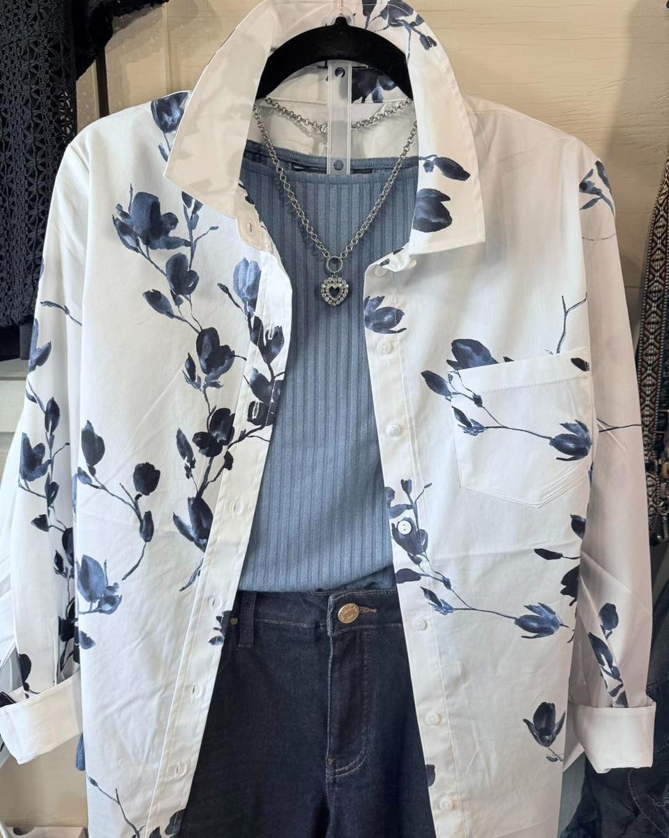 Blaue Blumenbluse für Frühlings- und Alltagseleganz