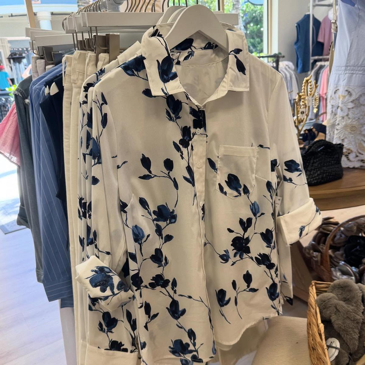 Blaue Blumenbluse für Frühlings- und Alltagseleganz