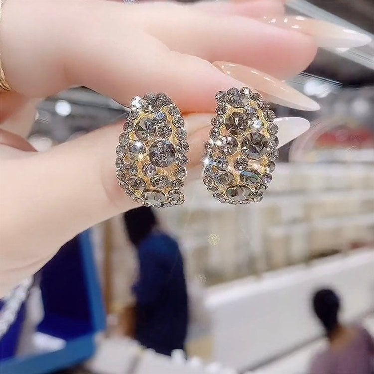 Glänzende Diamantohrringe