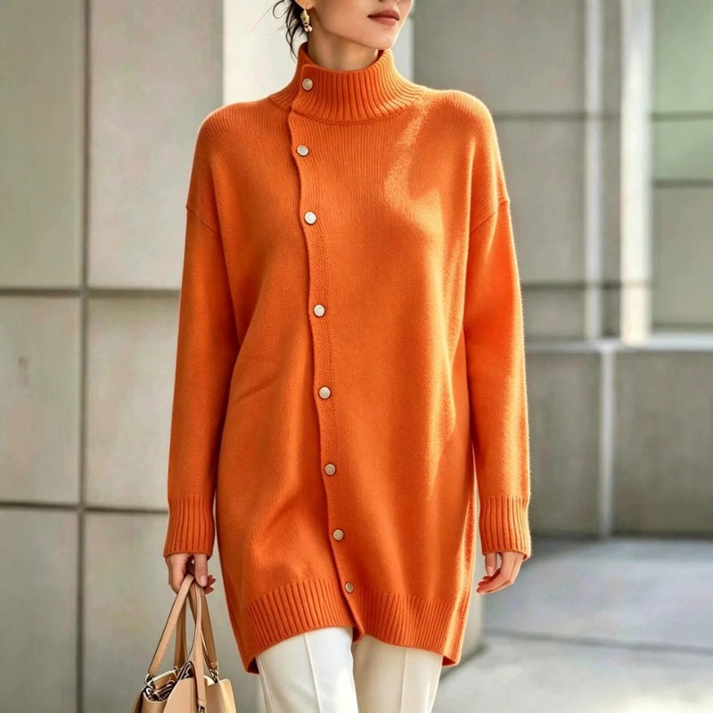 Hiroko – Langer Strickpullover mit Rollkragen und Knöpfen