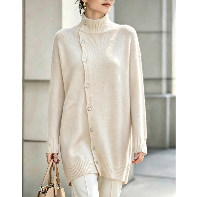 Hiroko – Langer Strickpullover mit Rollkragen und Knöpfen