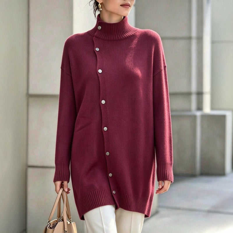 Hiroko – Langer Strickpullover mit Rollkragen und Knöpfen