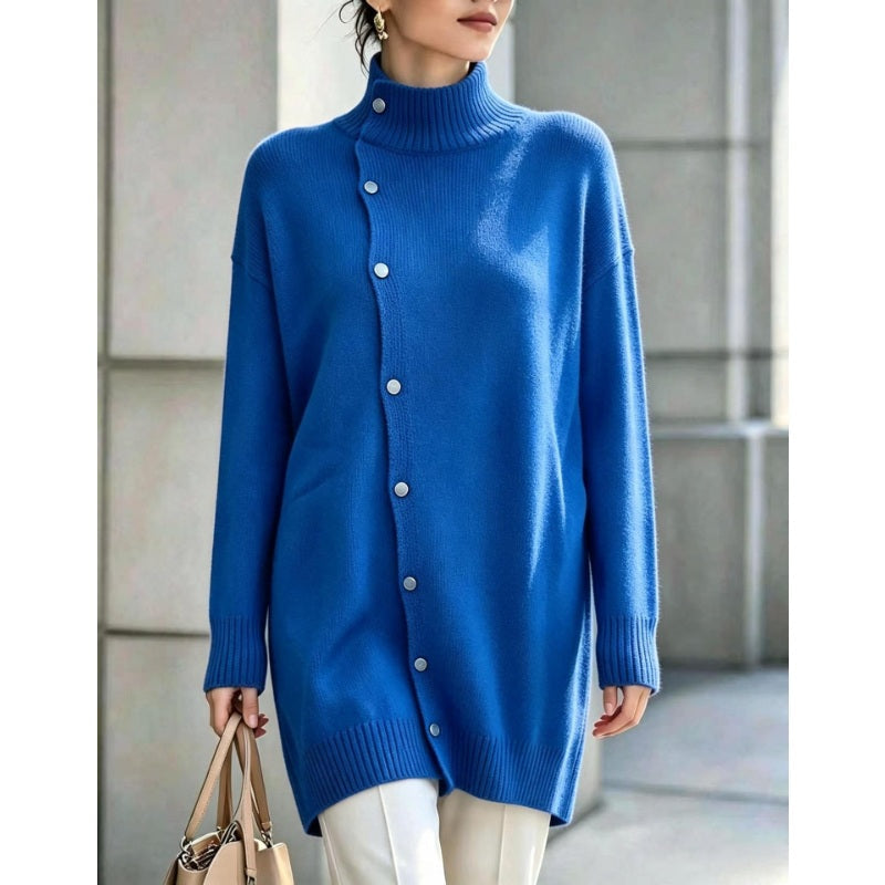 Hiroko – Langer Strickpullover mit Rollkragen und Knöpfen