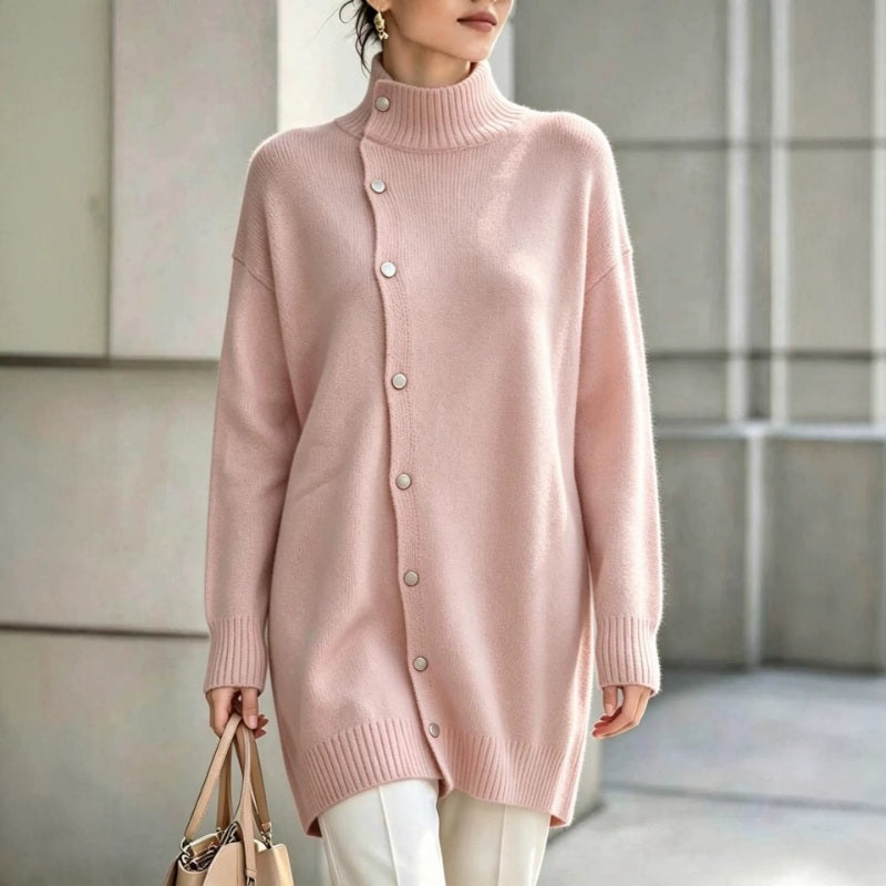 Hiroko – Langer Strickpullover mit Rollkragen und Knöpfen