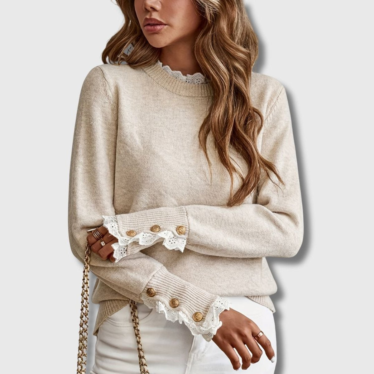 Birthe | Strickpullover mit Spitzenbesatz und Knopfdetail