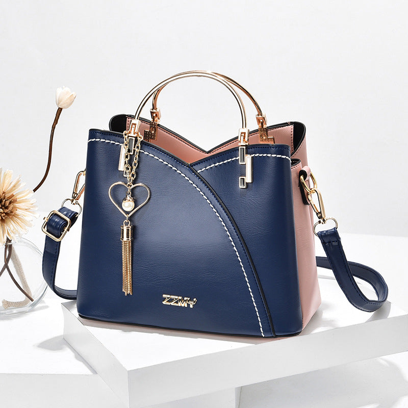 Handtasche Kunstleder mit Metallhenkeln und Herz-Anhänger